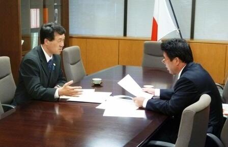 画像：下地大臣と意見交換を行う泉田委員長